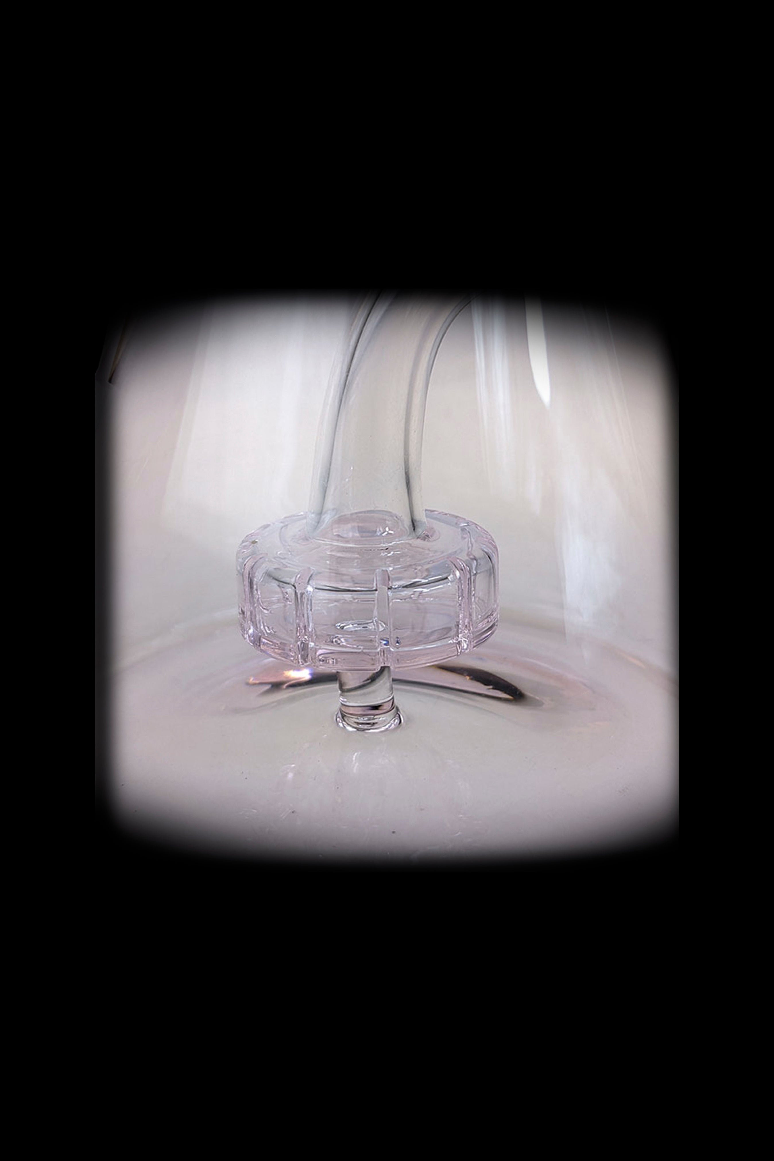 Cheech Glass Showerhead Perc Beaker Bong - A Stunning Smoking Companion