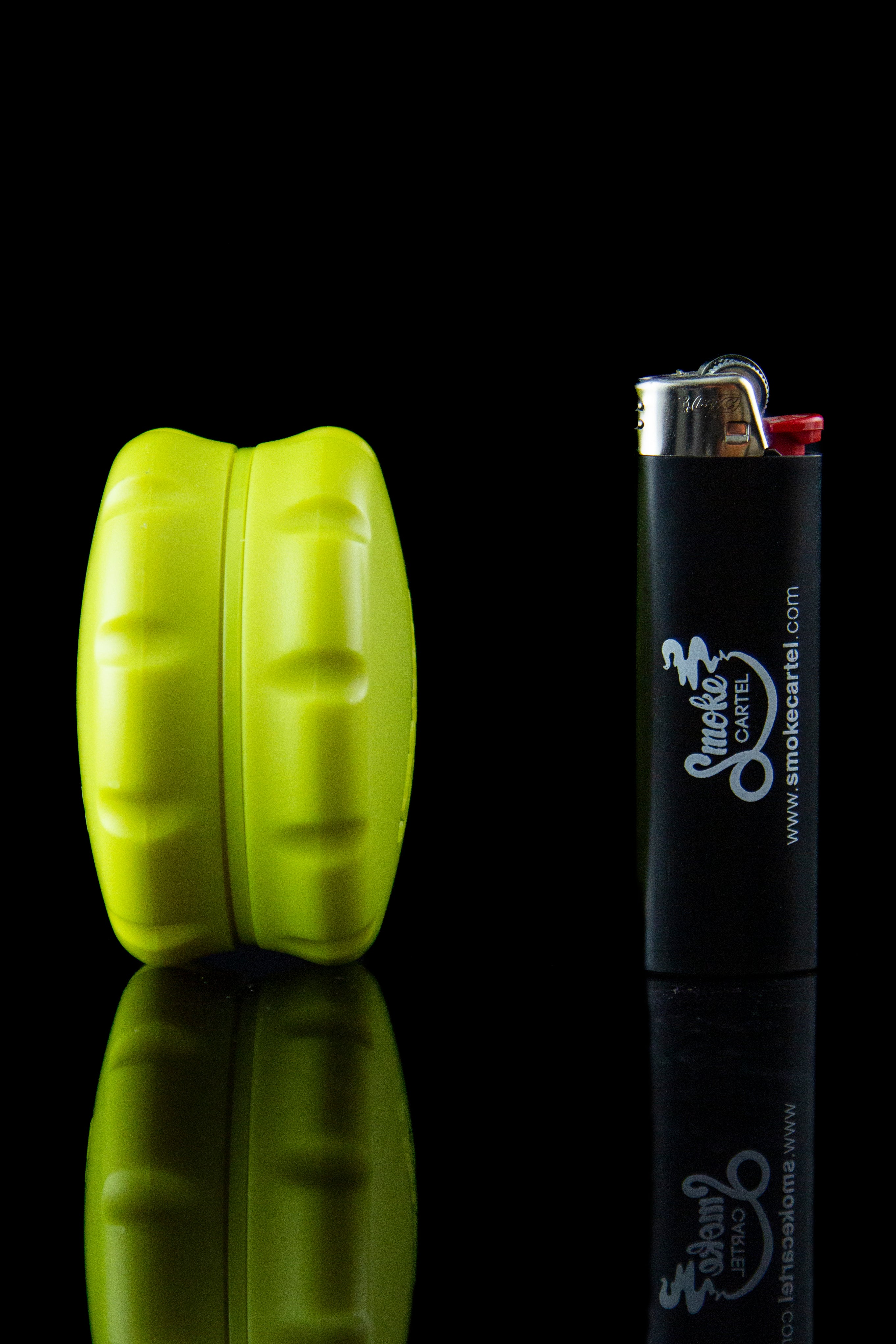 Futurola 63mm 2-Piece Plastic Herbal Grinder: Your Ideal Grinding Companion