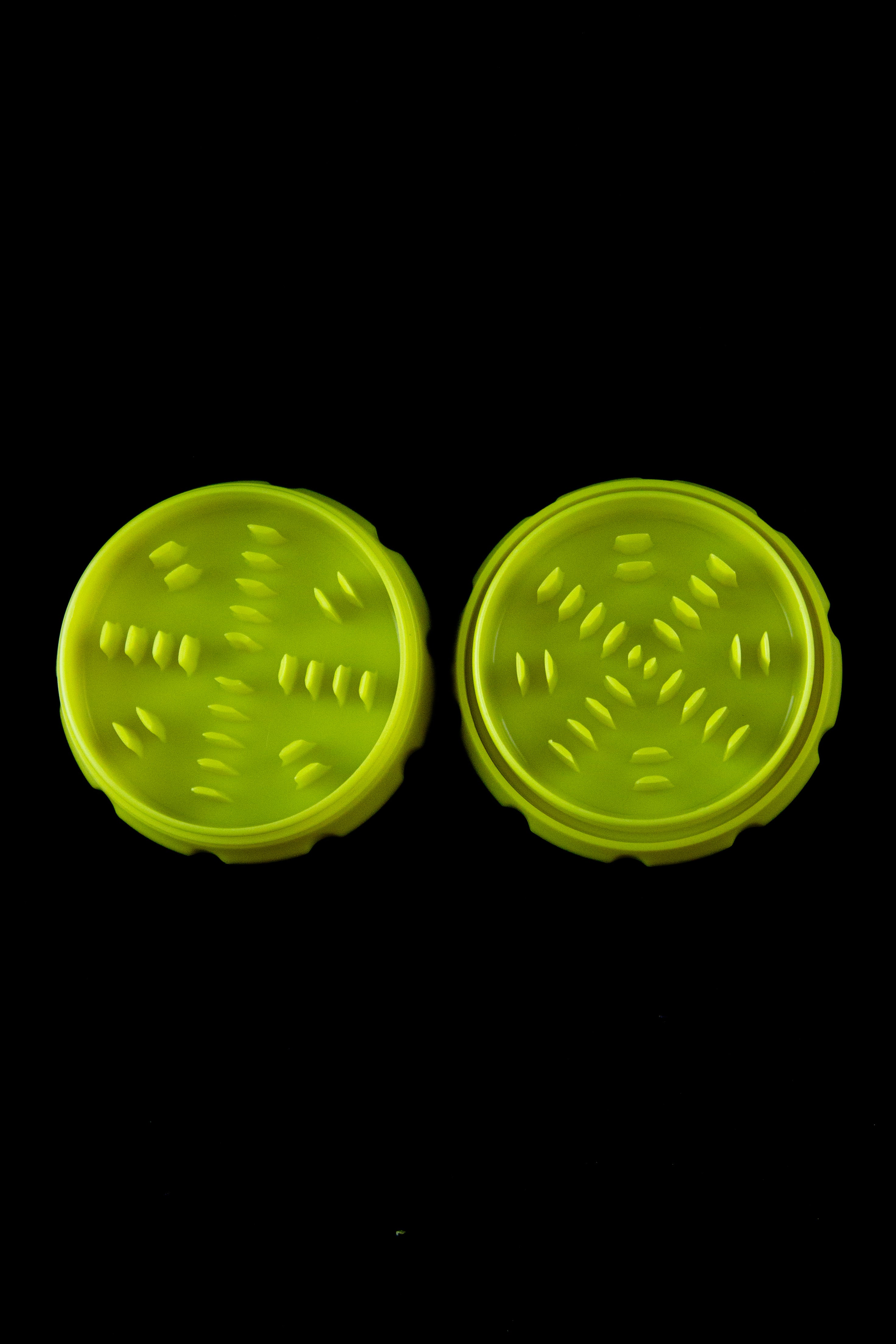 Futurola 63mm 2-Piece Plastic Herbal Grinder: Your Ideal Grinding Companion