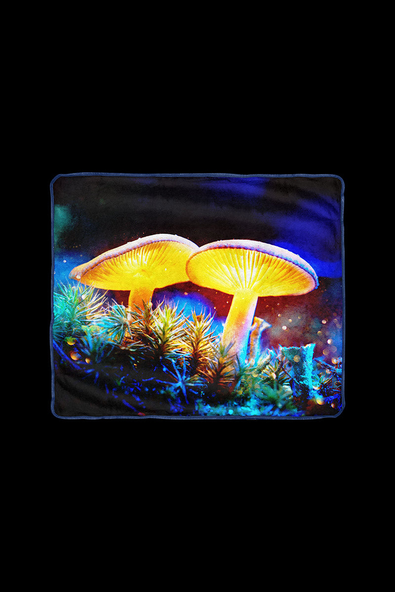 Enchanting Pulsar Fleece Throw Blanket - Mystical Mushrooms